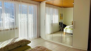 Una camera da letto con un letto, un armadio e uno specchio.