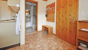 Een kleine keuken met een spoelbak en een handdoek aan de muur.