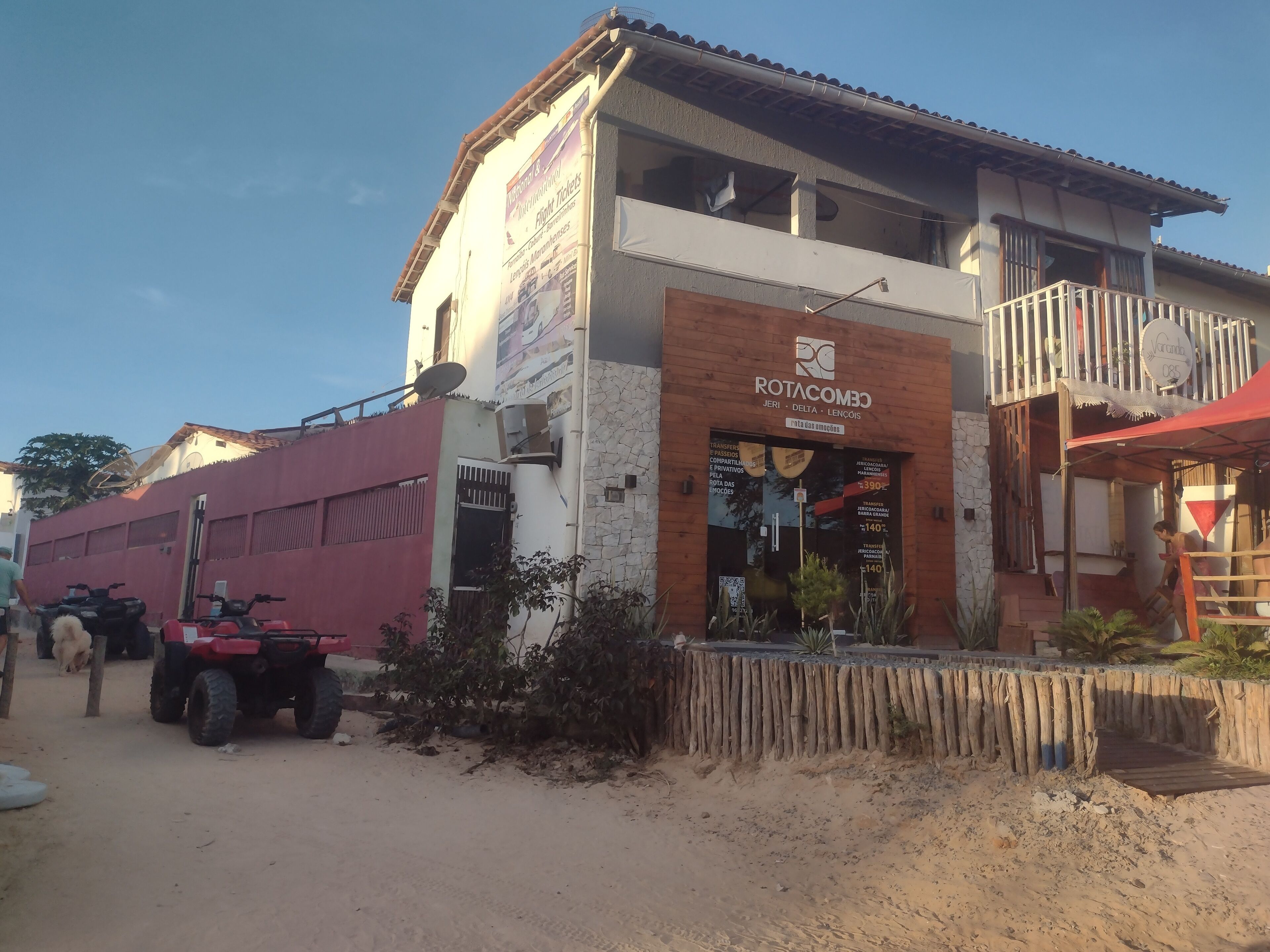 Un bâtiment portant une enseigne « Rotacome3 », avec un balcon et un auvent rouge.