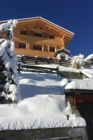 A snow-covered building with a wooden fence and a sign reading 'CHRISTELI'. - Chalet Christeli Appartement/Fewo, Dusche oder Bad, WC, 4 oder mehr Schlafräume by Interhome (Adelboden)
