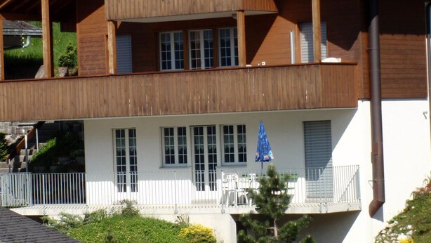 Un bâtiment à deux étages, doté d’un balcon et d’une enseigne sur laquelle on peut lire « Calna ».