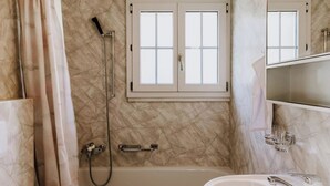 Ein Badezimmer mit Badewanne, Toilette und Waschbecken.