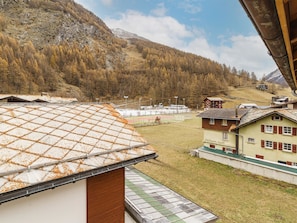 A mountain village with traditional buildings, a sports facility, and a view of the surrounding forest. - Haus Astoria by Interhome (Saas-Grund)