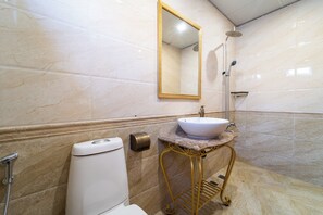 Standard Room, 1 Queen Bed | Bathroom - G9 Homestay - Boutique (Tan Dinh Ward)