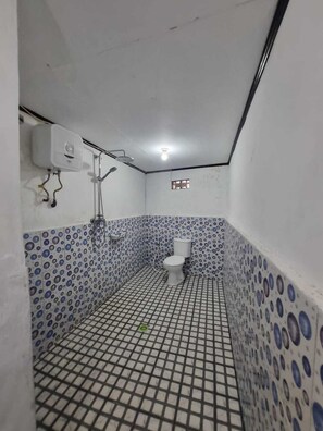 Kamar Deluks, balkon, pemandangan pantai | Kamar mandi | Perlengkapan mandi gratis, sabun, sampo, dan tisu toilet