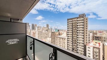 Un edificio de gran altura con varios balcones y una vista despejada del paisaje urbano.