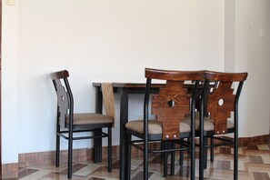 Ein Essbereich mit einem Tisch und vier Stühlen.