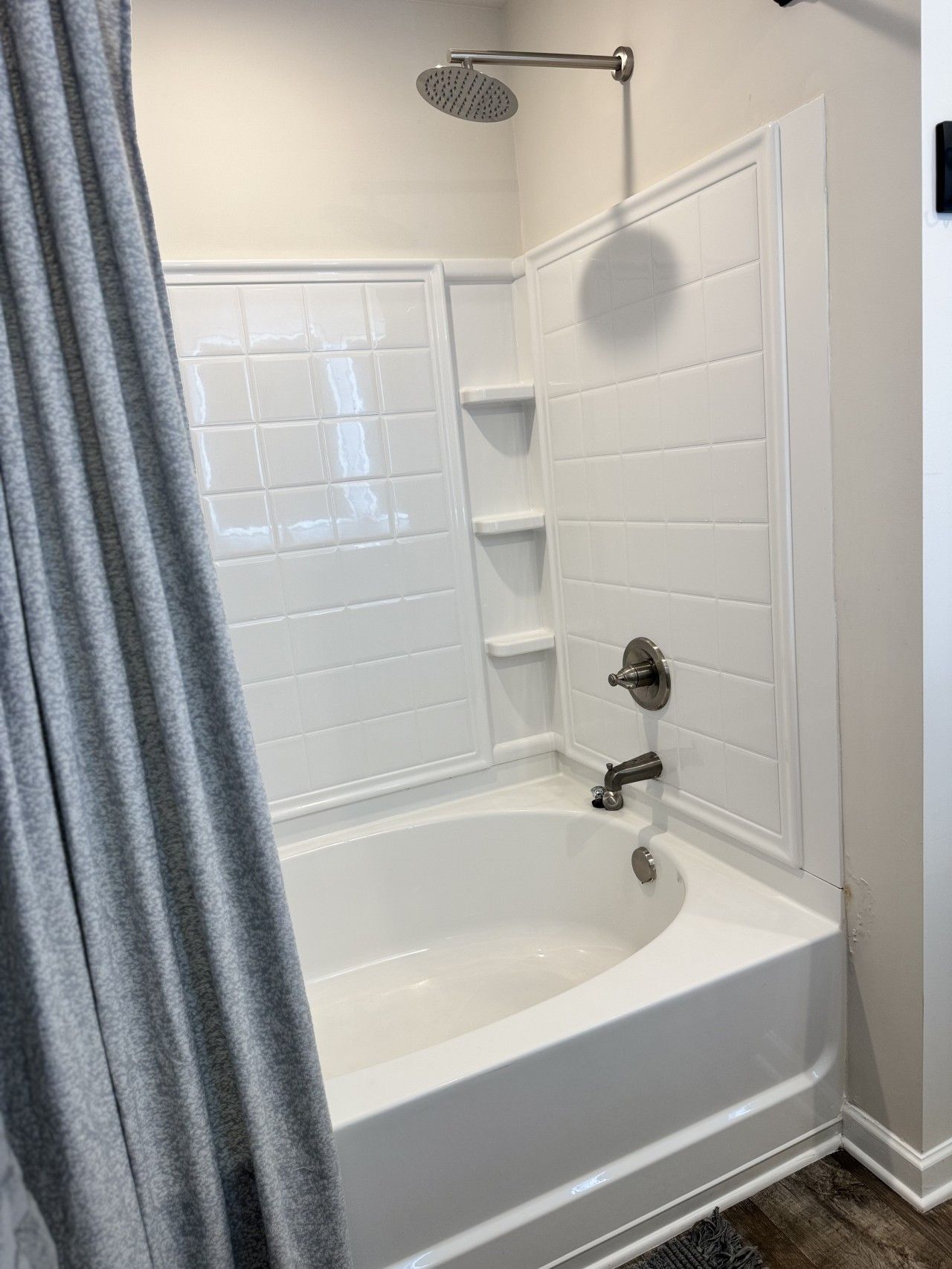 Une salle de bain équipée d’une baignoire, d’une douche et d’un porte-serviettes.