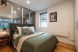 Room - Spacious Vibey Retreat with a Movie Projector, Electric Recliner and & Balcony (Melbourne)