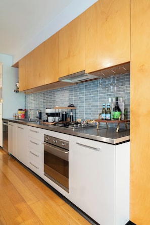 Private kitchen - Spacious Vibey Retreat with a Movie Projector, Electric Recliner and & Balcony (Melbourne)