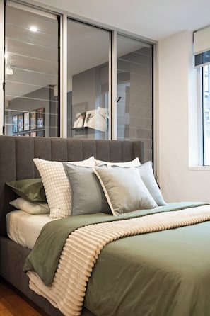 Room - Spacious Vibey Retreat with a Movie Projector, Electric Recliner and & Balcony (Melbourne)
