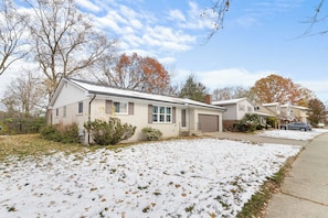 Unclassified image, 2 of 38, button - Adorable 3-bedroom house with AC in pleasant Ann Arbor (Ann Arbor)