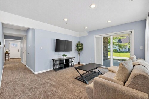 Roadmap Lodging: Central L, 2BR Downtown Apartment, Monthly