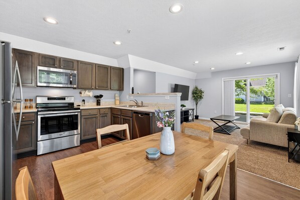 Private kitchen - Roadmap Lodging: Central L, Cummins & Downtown (Columbus)