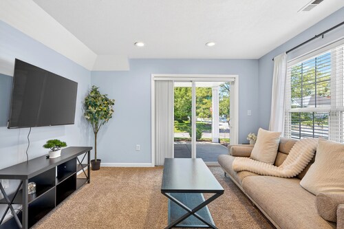 Roadmap Lodging: Central L, 2BR Downtown Apartment, Monthly