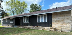 Unclassified image, 2 of 29, button - Cozy 3-bedroom house with sunroom in charming Marinette (Marinette)