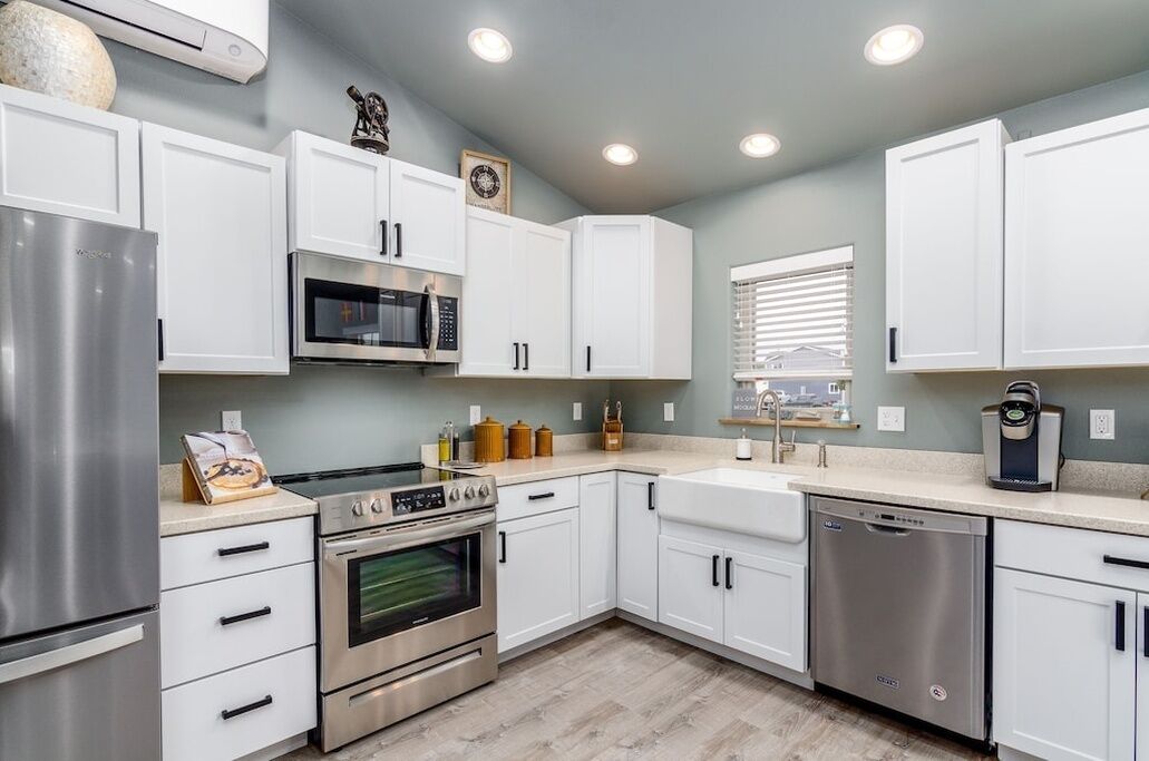 Coffee/tea maker, fridge, microwave, oven
