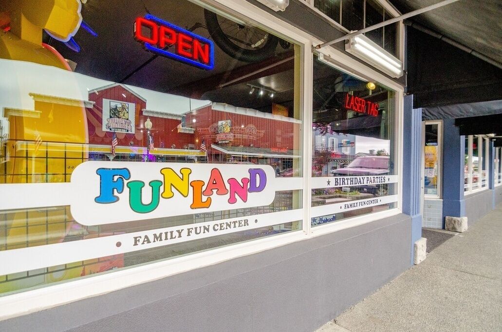 Liiketila, jonka yläpuolella on kyltti, jossa lukee: ”FUNLAND FAMILY FUN CENTER” ja sisäänkäynnin yläpuolella: ”AVOINNA”.