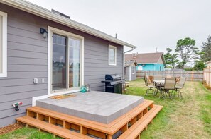 Outdoor dining - Slow M'ocean Cottage - Luxury Home at the Beach (Long Beach)
