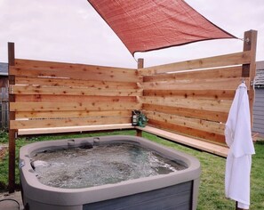 Outdoor spa tub - Slow M'ocean Cottage - Luxury Home at the Beach (Long Beach)