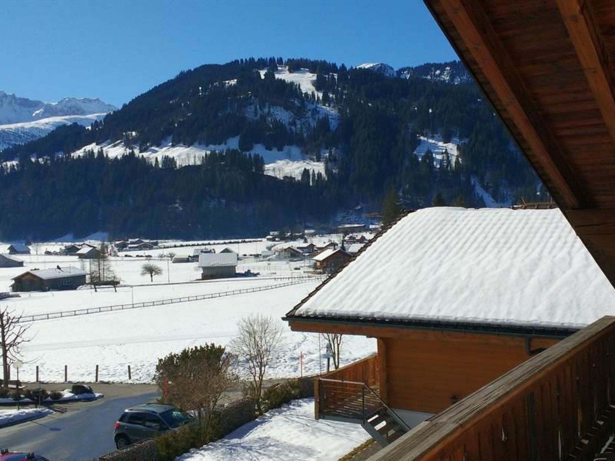 Eine Berglandschaft mit schneebedeckten Häusern und blauem Himmel.