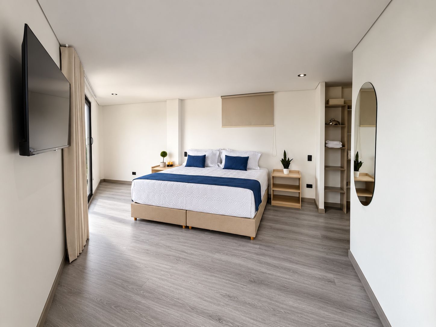 Un dormitorio moderno con una cama grande, un televisor de pantalla plana montado en la pared y un vestidor con estantes.