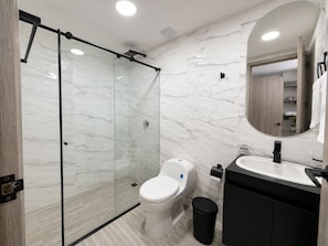 Superior Double Room | Bathroom | Shower, towels, soap, toilet paper - Hotel Embajada 47 (Bogota)