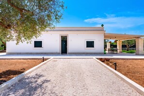 A modern building with a flat roof, a central entrance, and two windows on either side. - Villa Fedalì With Pool, Francavilla Fontana, Italy (Francavilla Fontana)