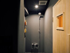 Bathroom - Entire Building Rental in the Tsutenkaku/Shinsekai Area | "Recharge" in a Private Sauna & Cold Plunge Pool | Accommodates up to 12 People (大阪市)