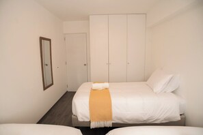 Ein Hotelzimmer mit Bett, Schrank und Spiegel.