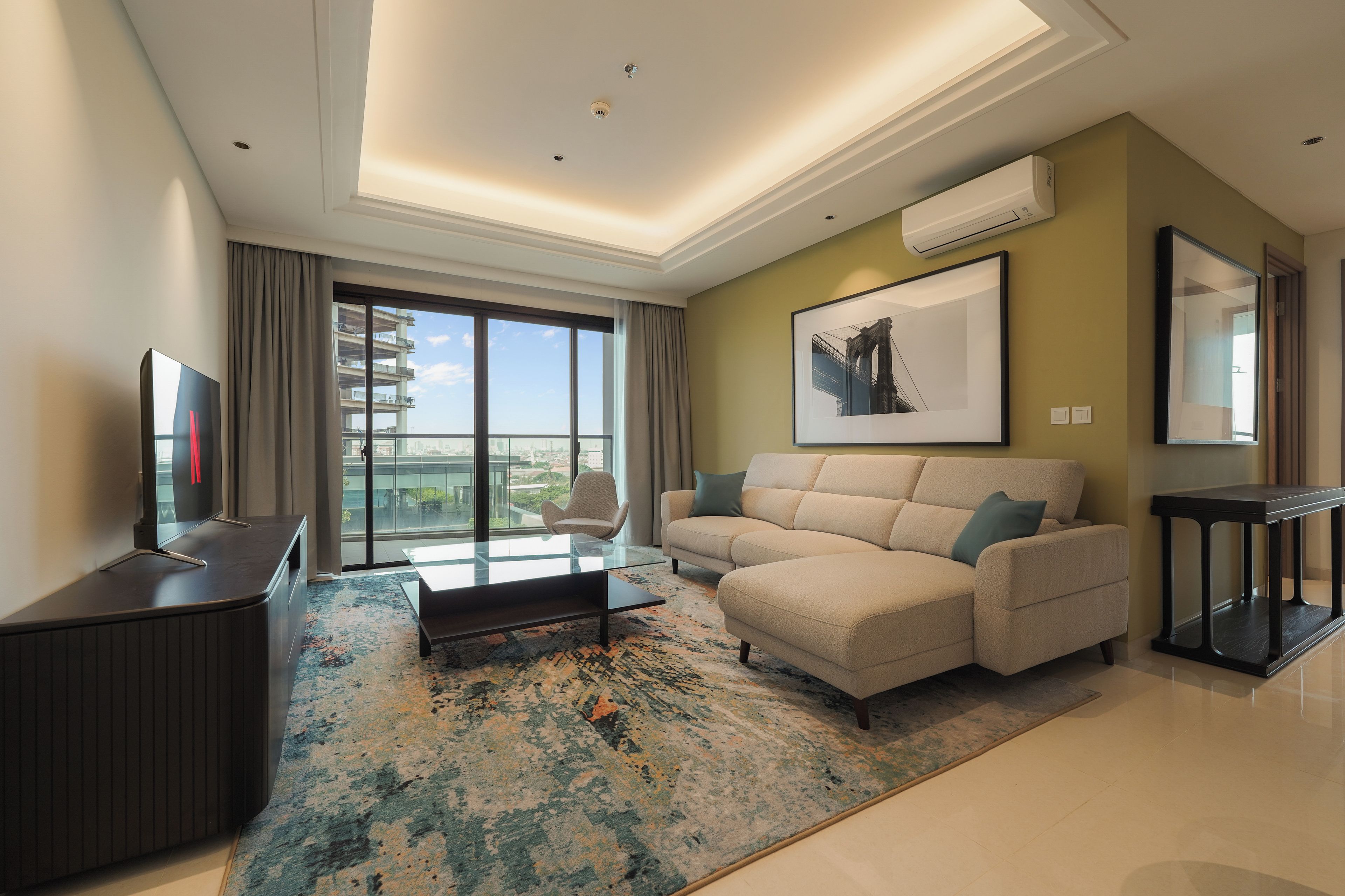 Uma sala de estar moderna com sofá, mesa de centro e televisão.