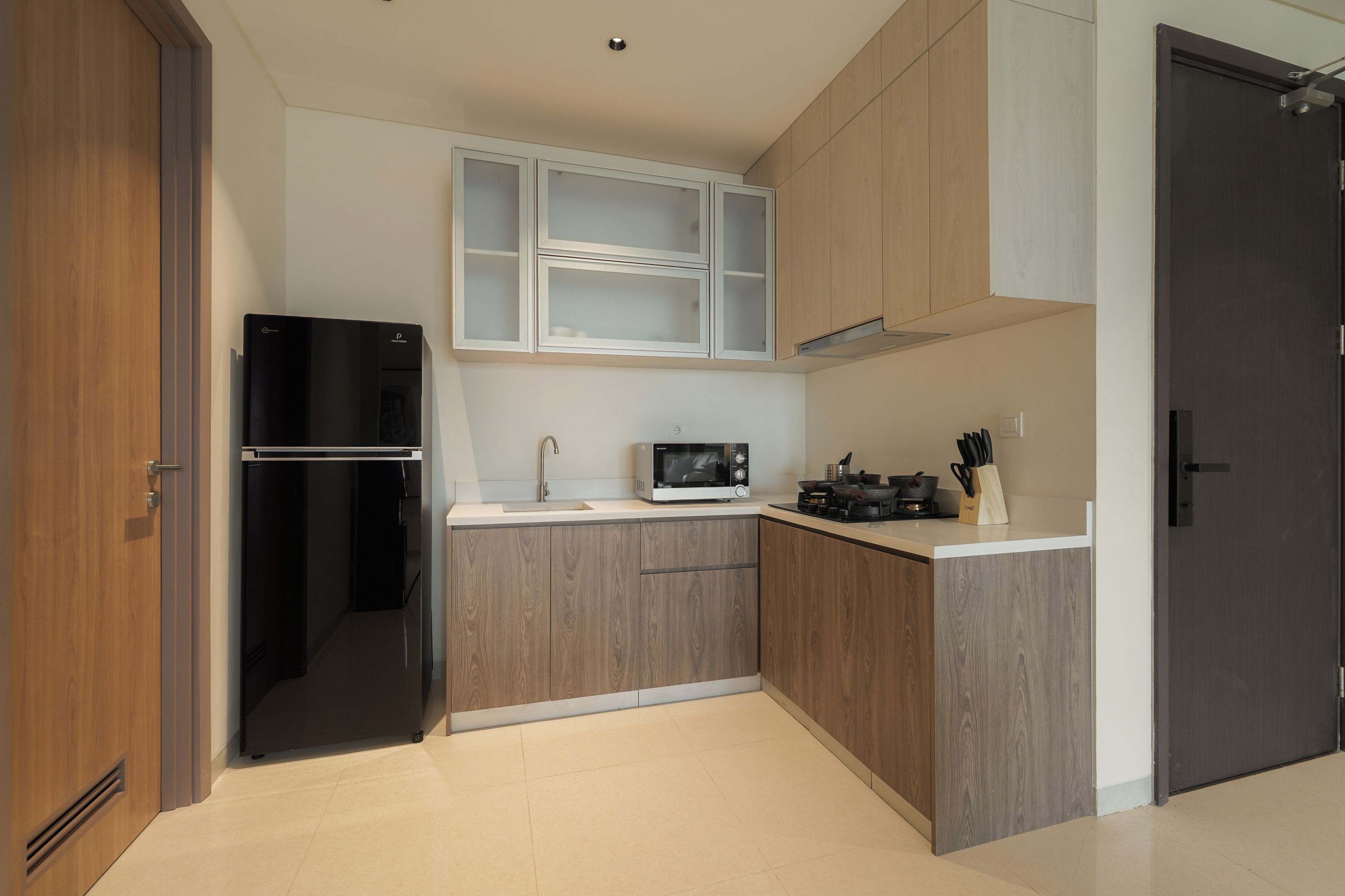 Una cocina moderna con un refrigerador negro, un microondas y una estufa.