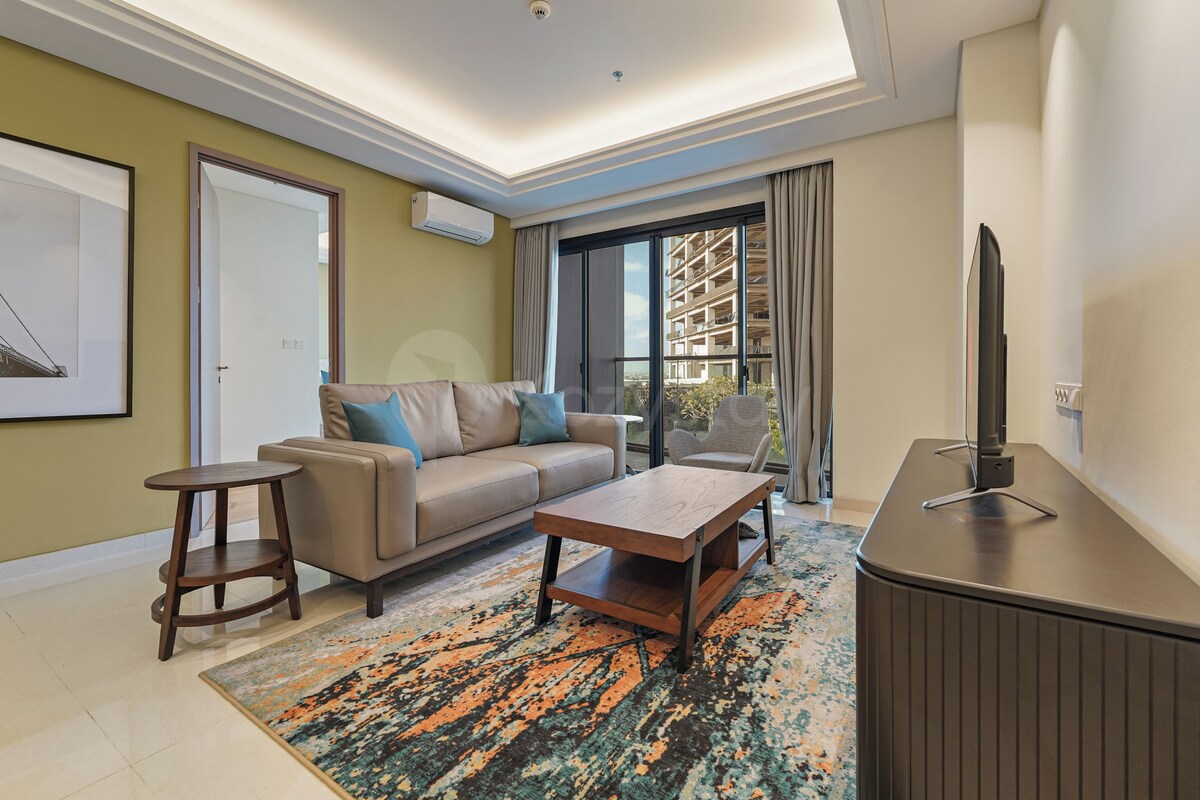 Apartment, Three-Bedroom Grand, City View | Living room | 50-inch Smart TV with digital channels, Netflix, streaming services