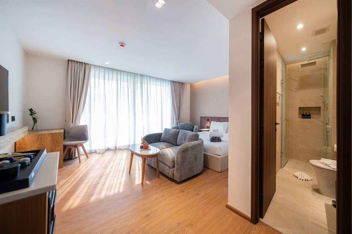 Habitación doble superior, vista al jardín | Caja de seguridad en la habitación y cortinas blackout 