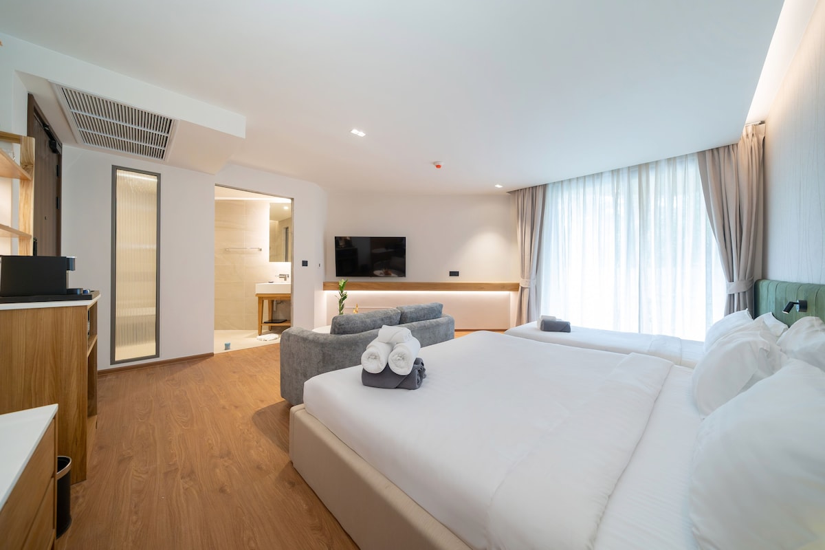 Habitación triple, vista al jardín | Caja de seguridad en la habitación y cortinas blackout 