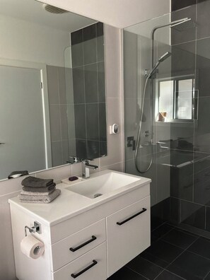 Een haardroger, handdoeken, zeep, toiletpapier