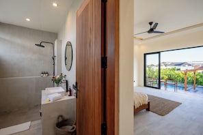 Shower, towels, soap, shampoo - Amani Estate (Badung)