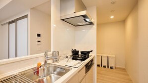 Una cocina moderna con electrodomésticos de acero inoxidable, horno empotrado y lavavajillas.