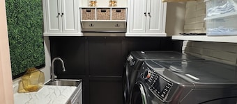 Theatre+Gym+ Sauna -Large home great for families Spacious 6-bedroom house in JC