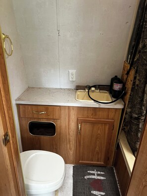 Bathroom - Missouri River Cabin near Northwest Missouri, Southeast Nebraska, Southwest Iowa (Hamburg)