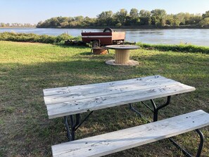 Outdoor dining - Missouri River Cabin near Northwest Missouri, Southeast Nebraska, Southwest Iowa (Hamburg)