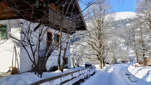 A snow-covered street with buildings, bare trees, and a clear sky. - Am Brüggli # 1 Appartement/Fewo, Dusche, WC, Erdgeschoß/Parterre 2-Bett-Wohnung by Interhome (Lenk)