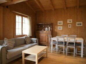 Una habitación acogedora con sofá, mesa y comedor.