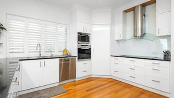 Coffee/tea maker, fridge, microwave, oven