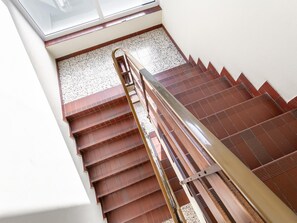 A staircase with a handrail and a tiled floor. - Beautiful apartment in the center with a view (Hopfgarten im Brixental)