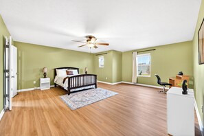 Room - Roadmap Lodging: Creek Bank Retreat, Cummins (Columbus)