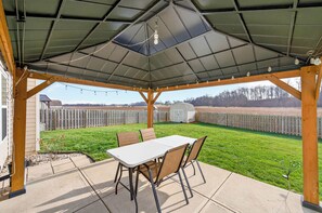 Outdoor dining - Roadmap Lodging: Creek Bank Retreat, Cummins (Columbus)