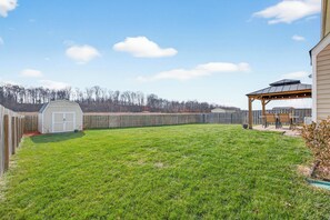 Outdoor dining - Roadmap Lodging: Creek Bank Retreat, Cummins (Columbus)