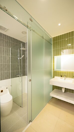 Bathroom - Studio with chill balcony: D3 Apt By D Haus (Thành phố Hồ Chí Minh)