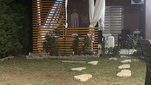 A garden area with a wooden fence, potted plants, and stepping stones. - Calm and Green Retreat (Velipojë)
